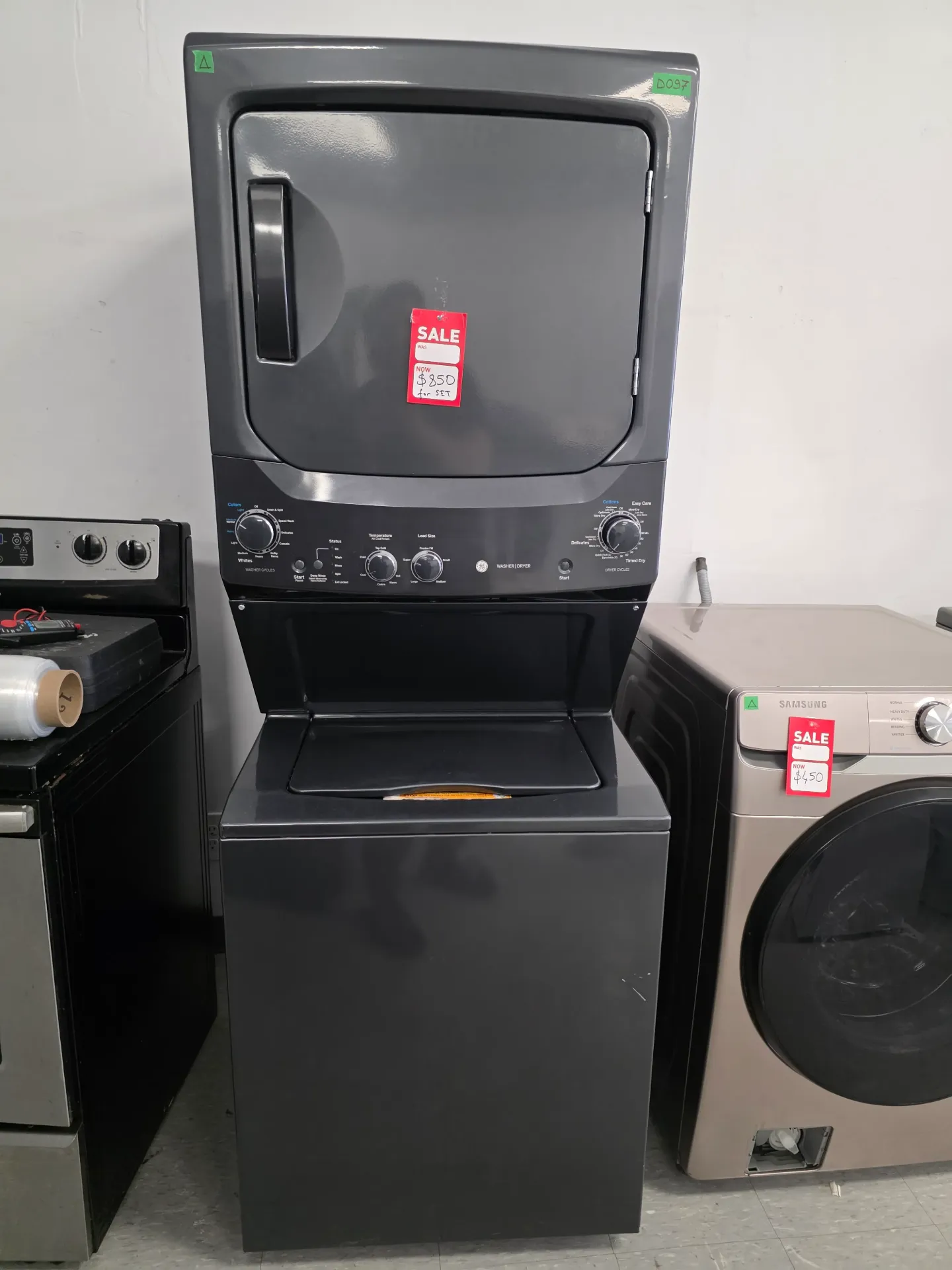 GE Unitized Spacemaker® Laundry Centre (GUD37ESMM1DG)