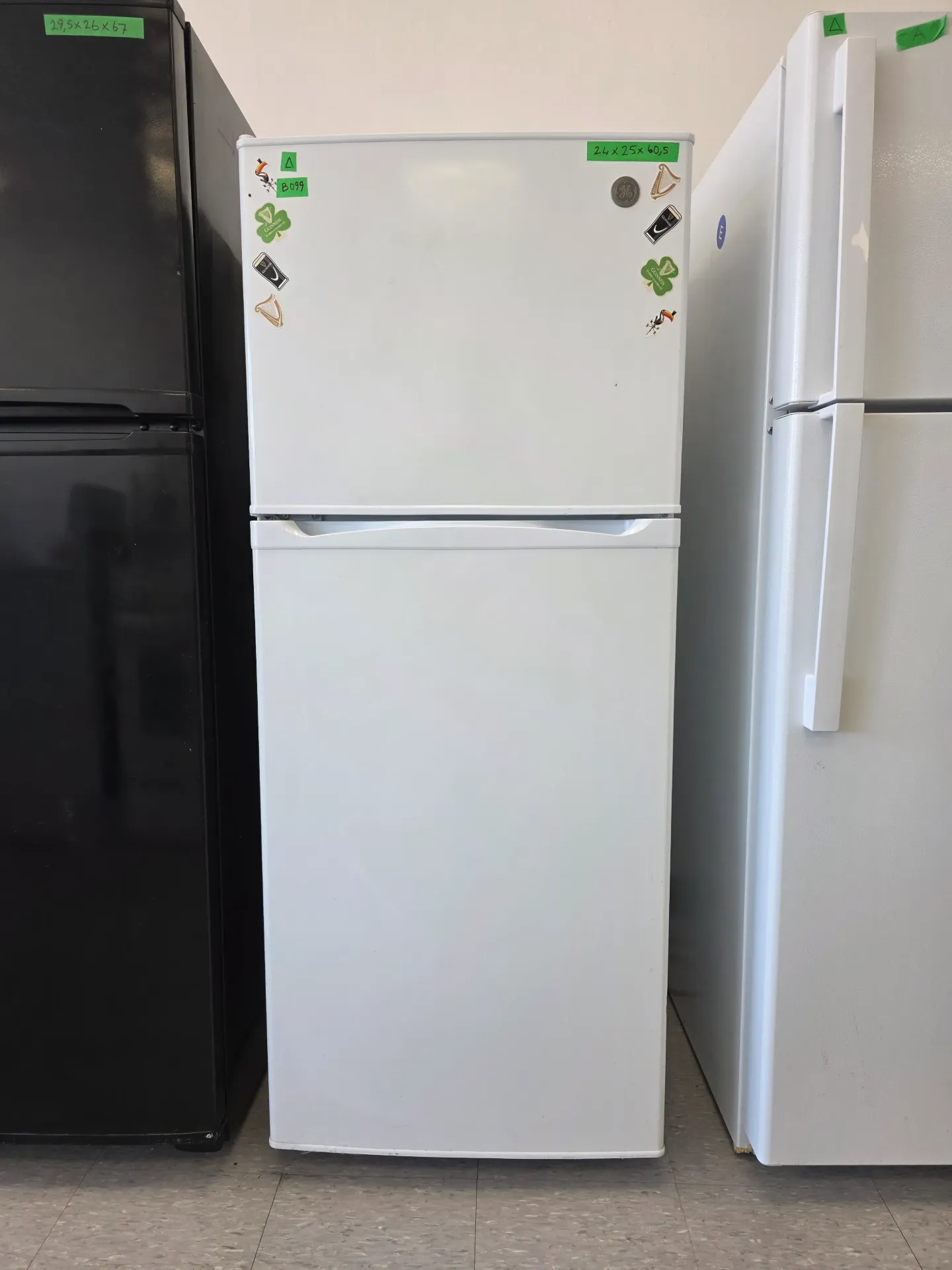 GE 24" Top Freezer Refrigerator-GPE12FGKDWW