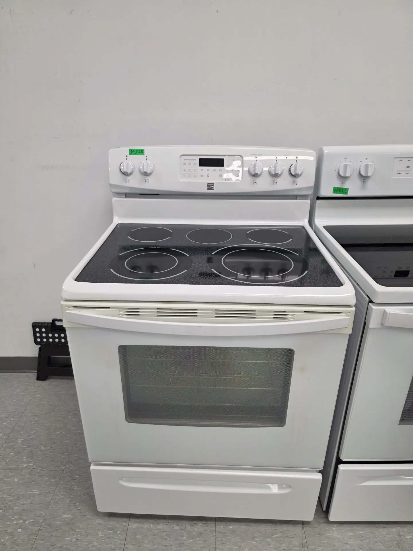 Kenmore 30" White Glass Top Range - 970.687625