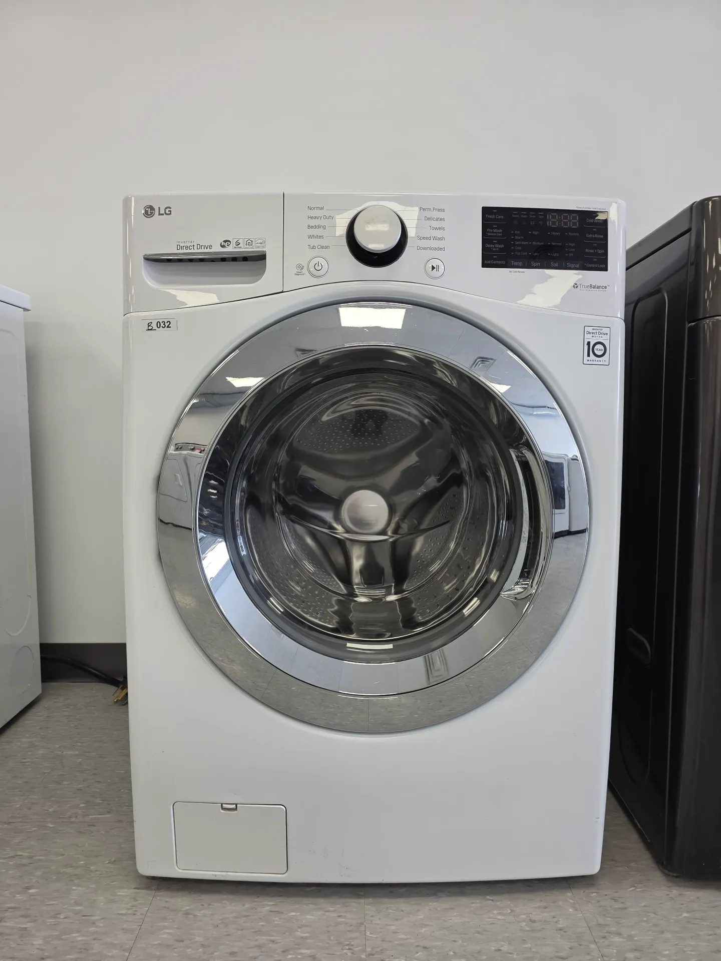 [B032] LG 27" Front Load Washer-WM3505CW
