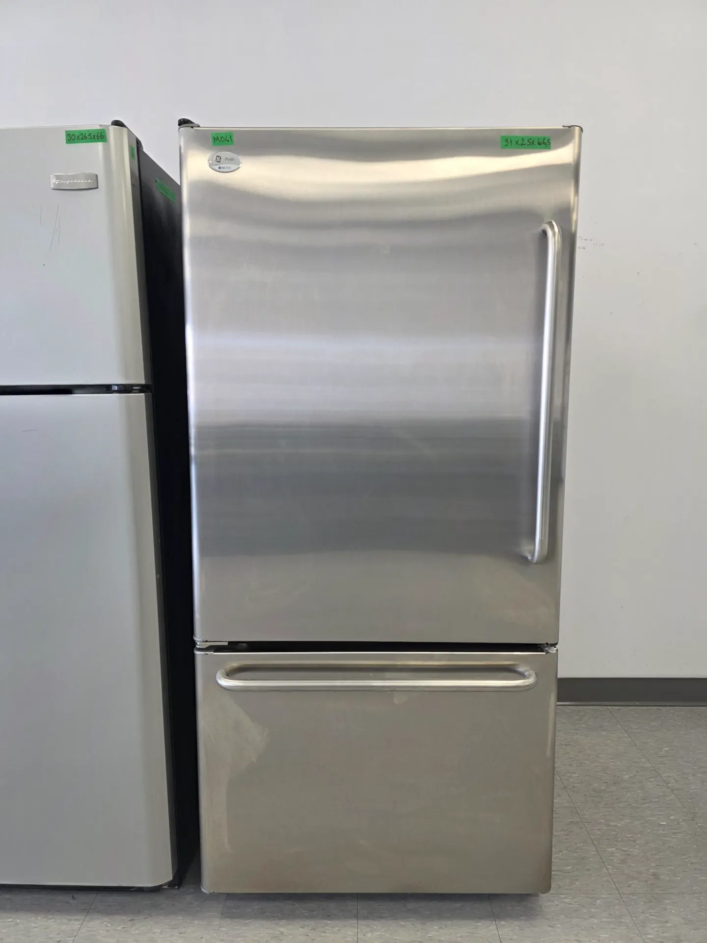 [M041] GE 31" Bottom Freezer Refrigerator